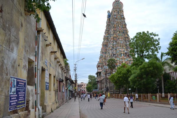 petrolbombsthrownearminakshitemple